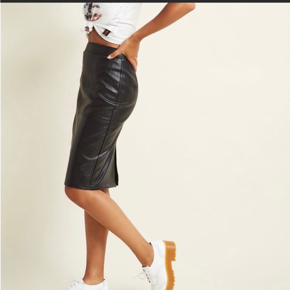 ModCloth Sunny Girl Pencil Skirt in Black Faux Leather